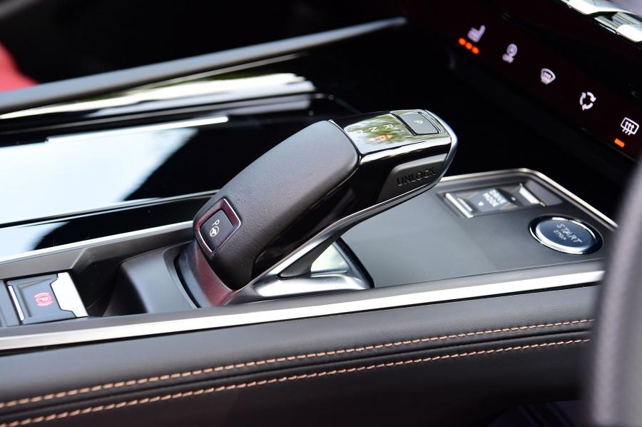 Детали интерьера Peugeot 508 SW GT Line 2019 года  (UK) (фото 20 из 25)